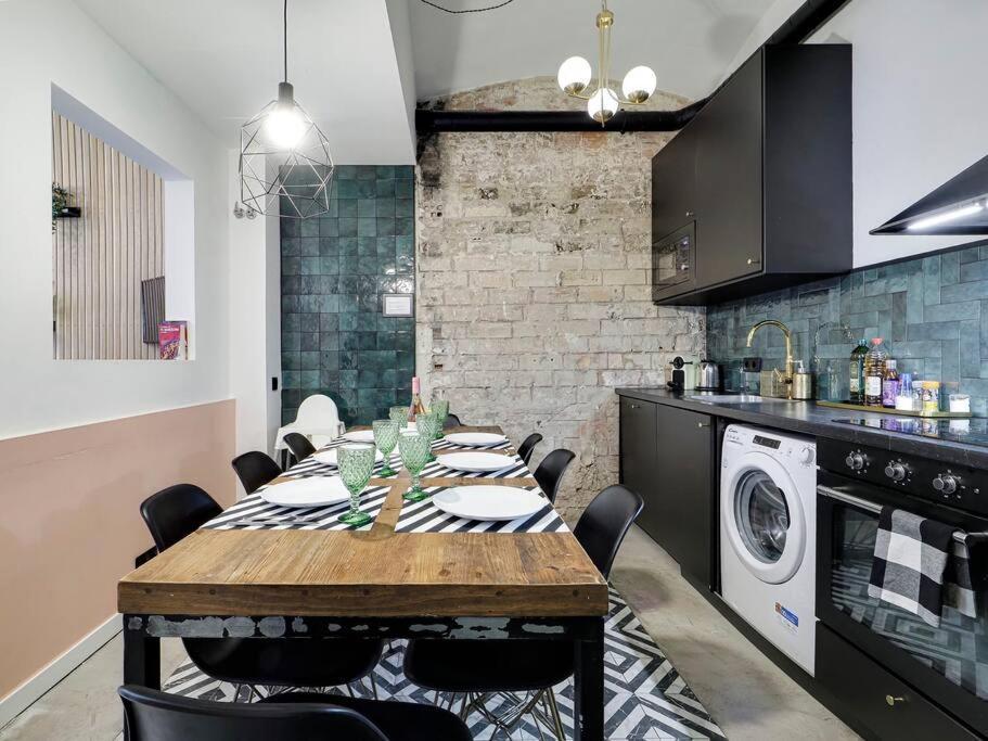 Casa Maria Townhouse- Terrace-4 Bedrooms โอสปิตาเล็ต เดอ โยเบรกัต ภายนอก รูปภาพ